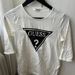 Ny Guess tröja vit stl 14 år