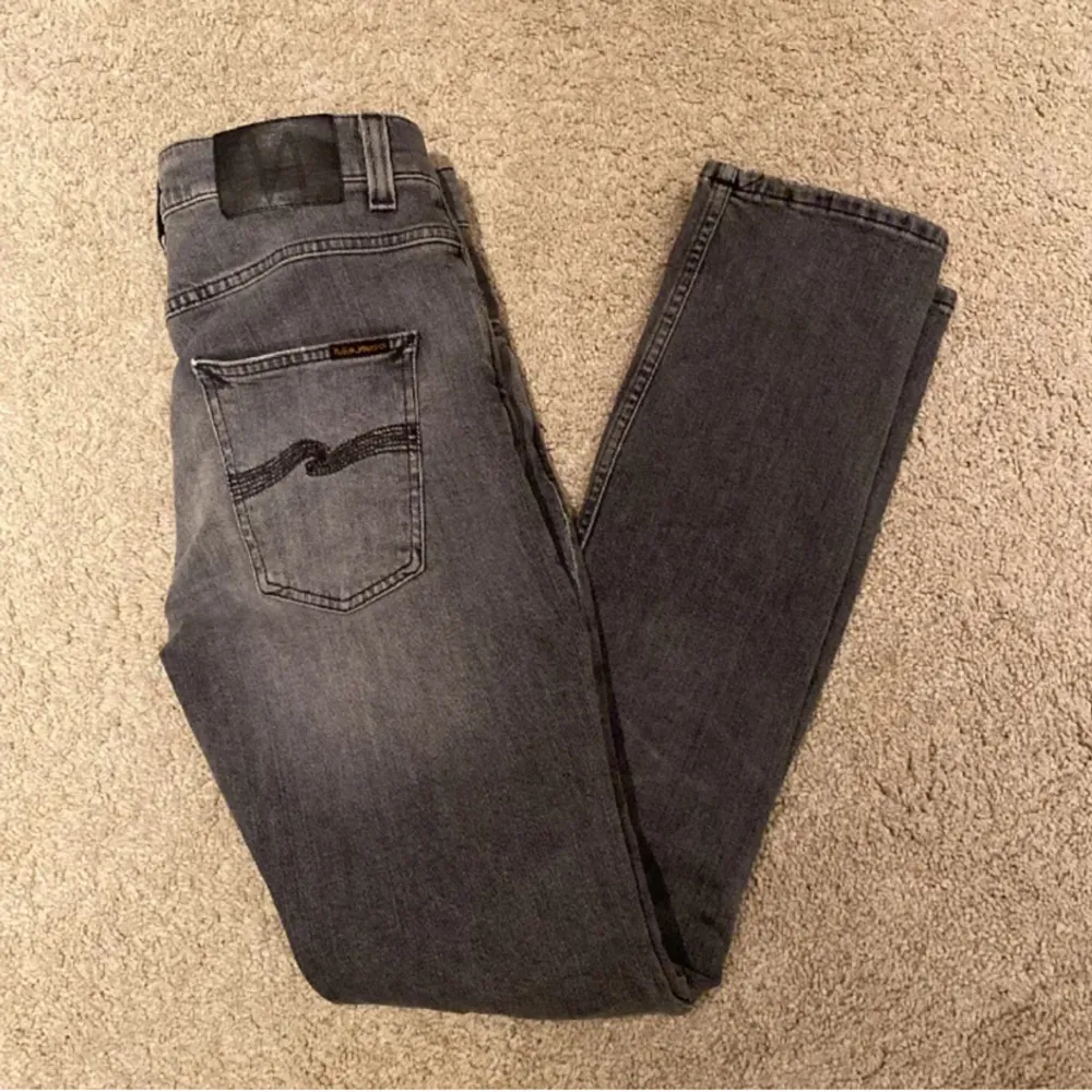 Säljer ett par riktigt feta nudie jeans i modellen grim tim. Storlek 29/32 och 9/10 i skick. Andvänd dem 1 gång och andvöndes inte mer pga för små.. Jeans & Byxor.