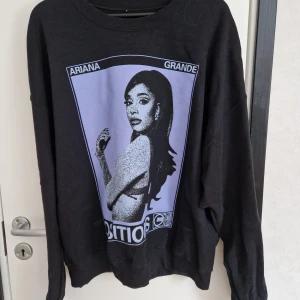 Ariana grande merch - (LIGGER UPPE PÅ ANDRA SIDOR)  Storlek: L Märke: Ariana Grande  Anmärkningar: Kan ej hitta något  Ariana Grande x Positions.  Official från hennes online store. Använd, men i gott skick. Storleken är XXL, men upplever den mer som en L.