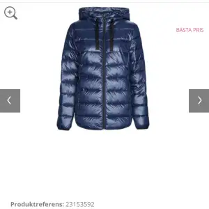 Säljer denna superfina jacka ifrån esprit! Har dock ett litet hål vid fickan (se bild 3) annars fint skick! Nypris 1169kr!💘💘