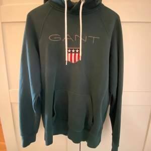 Gant hoodie storlek S, fint skick.  Färg: Mörkgrön  Köparen står för frakten. 