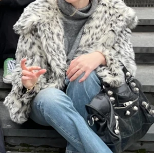 Pälsjacka - Säljer nu denna fusk päls från BikBok, jätte mysig nu till våren!! 