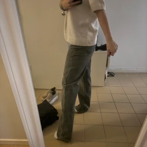 Gråa jeans  - Gråa jeans med hög midja så sköna och knappt använda🩷