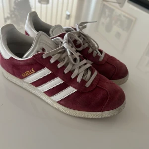 Adidas - Vinröda Adidas gazelle storlek 36 så snygga och i fint skick😍