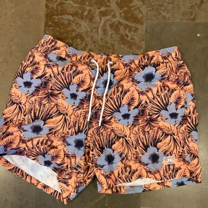 J Lindeberg - Snygga badbyxor i storlek L 