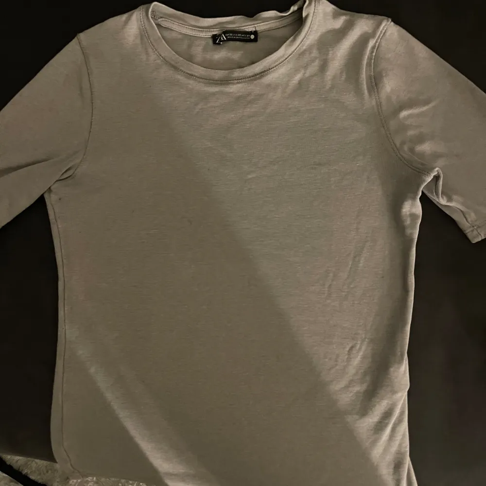 Grå t-shirt ifrån zara i strl XS, använd ett fåtal gånger. Säljer denna då den inte används, nyskick💕. T-shirts.