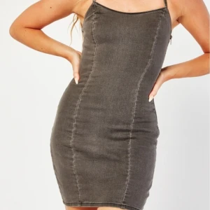 Klänning - En klänning i jeans tyg, aldrig använd! Köpt ifrån H&M för ungefär 149-200 kr 💗 Tyget är ganska stretchigt så den formar runt kroppen. Storlek 32 (xxs)