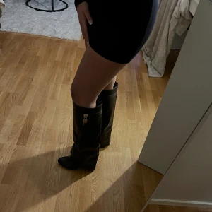 EGO boots  - Svarta boots ifrån EGO i strl 39 & 11,5cm i klacken. Köpta för cirka 800kr och de har aldrig använts💗