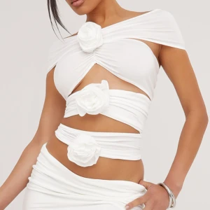 Vit topp - Vit topp med cut out och detaljer. Aldrig använd