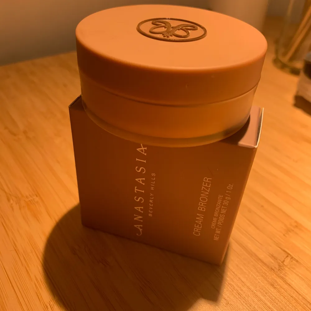 suuuperfin cream bronzer från Anastasia i färgen golden tan 🙌🏽 Endast testat 1 gång med ren beauty blender!🤍 Köpt för någon dag sedan men passar tyvärr inte mig  Org pris: 360kr. Övrigt.