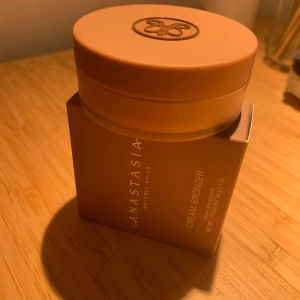 Anastasia cream bronzer - suuuperfin cream bronzer från Anastasia i färgen golden tan 🙌🏽 Endast testat 1 gång med ren beauty blender!🤍 Köpt för någon dag sedan men passar tyvärr inte mig  Org pris: 360kr