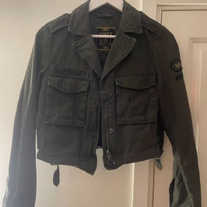 Super dry grön jeans jacka  - Säljer denna jackan från super dry.  För fler bilder så skriv  skriv till mig här på plick.💚