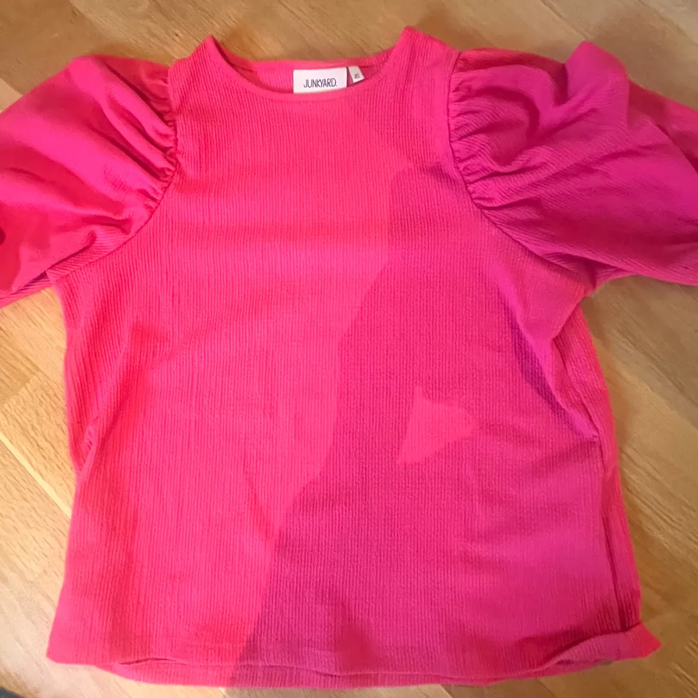 Rosa tröja med puffärmar från Junkyard. Knappt använd😁😁. T-shirts.