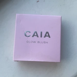Caia blush, Wild strawberry - Jag säljer min caia blush för att jag inte använder den💗 jag har provat den endast en gång så den är som ny! Om ni har några frågor är det bara att ni hör av er<3