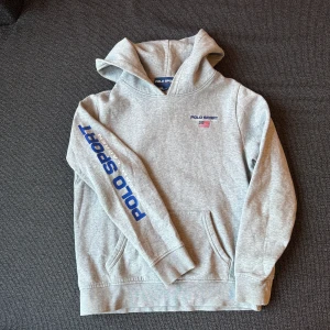 Polo Sport Ralph Laurent Hoodie - Supersnygg grå Polo hoodie som ser ut som ny. Stl L/G (14-16 år) men passar mer S/M. Ena muddens nederkant trasig, därav priset. Kan skicka foto på det. Unisex.