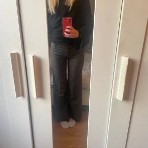 Lågmidjade kostymbyxor - Fina lågmidjade kostymbyxor i bra skick🥰