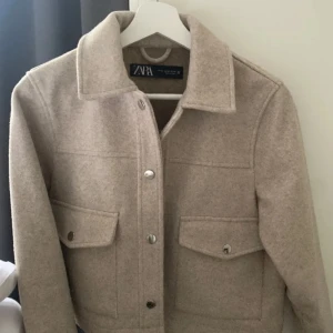 Kappa!  - Super snygg zara kappa! Kappan är köpt för ungefär 6 månader sen och är knappt Andvänd 💗 tveka inte på att höra av dig vid frågor 😇🩷💗