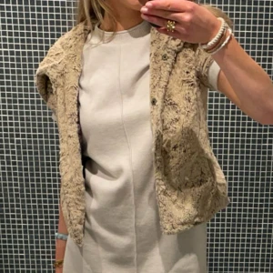 Teddy/pälskofta  - Säljer denna supersöta pälskofta jag köpte för någon månads sen, har inte kommit till så mycket användning så säljer vidare, inga defekter💘