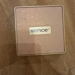 Smink  - Jag säljer denna för jag harvbara använt den en gång och ingen mer gång skrev gärna ett meddelande om ni är intresserade ❤️