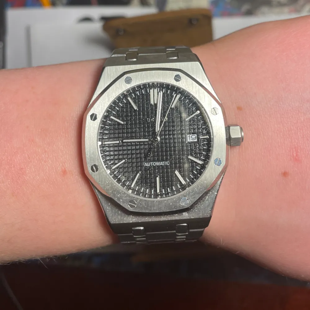 Seiko mod. 10/10 Skick/ny. Vatten tät till 200 m. Stainless steel. Med en glass backsid så man kan se urverket. Det är samma urverk som alla seikos. Man får med en läder box som klockan är i och en rubber armband och värktyg för byta länk och storlek. Accessoarer.