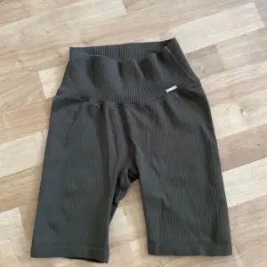 Säljer dessa ribbade shorts från amin Storlek XS 100kr  Pris kan sänkas vid snabb affär