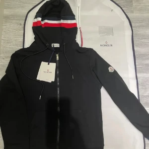 Säljer nu min moncler zip i m för den blivit förliten för mig  - Bra skick typ aldrig använd 