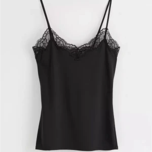 Spets linne  - Svart jätte fint spets linne! står stl M men jag skulle säga passar XS-M, som vanligt vis har S. Jätte fint skick. LÅNAD BILD, LIKNAR DEN I BILDEN. Kom privat för mer frågor och funderingar 💗nypris 199 kr, mitt pris 99 kr 🫶