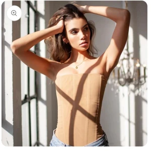 Korsett topp - Helt ny och oanvänd. Säljer då den inte passade mig. Sitter figurnära och är super bekväm! Köptes för 400kr.