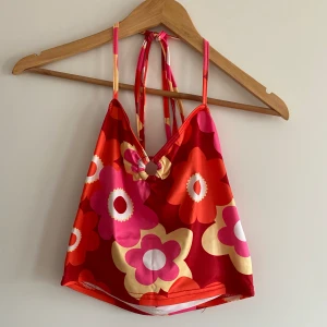 Blommig topp - Somrig linne med halterneck. Köpare står för frakten✨