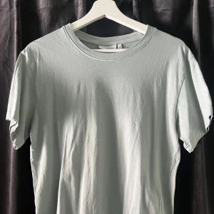 T-shirt  - Säljer denna snygga ljusgröna t-shirt då jag inte använder den. Nyskick! Från Weekday