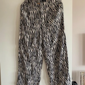 Zebramönstrade byxor - Byxor i zebramönster från Zara i avslappnat material. Jättesköna och luftiga på sommaren! Köpare står för frakten✨