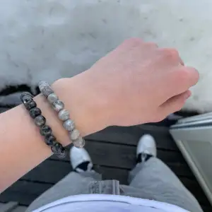 Grisch marmor armband som ger dig en snygg minimalistisk look! - Finns i andra färger som brun, svart, vit m.m! - 79kr, eller köp 2 för 119kr!