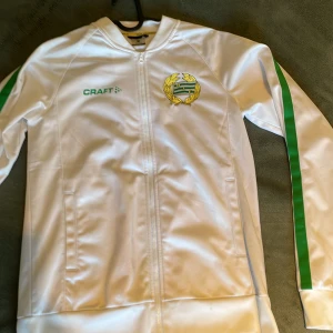 Hammarby zip - Mycket bra skick. Säljer pågrund av att jag växt ur den Tror inte tröjan säljs längre Ny pris runt 1000 har jag för mig