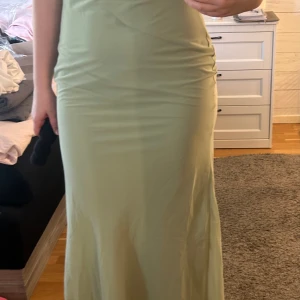 Balklänning - Balklänning från asos, helt oanvänd med lappar kvar, jag är 175cm för referens. 