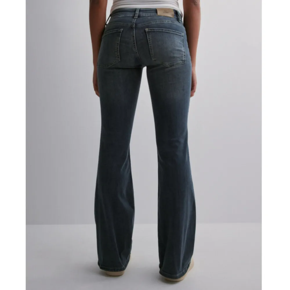 Säljer nu dessa skitsnygga jeans från Nelly då dom tyvärr inte passar mig längre. Använda ett fåtal gånger, inga defekter. Org pris 699, säljer för 599. Skriv för mer info🩷. Jeans & Byxor.