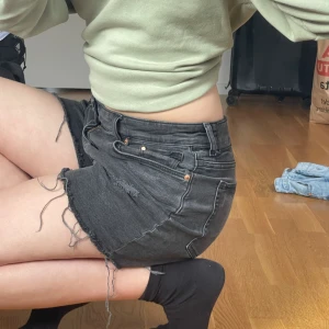 Svarta mom shorts - Säljer mina svarta jeansshorts från H&M då jag aldrig använt de. Inga defekter och som nya - helt oanvända. Storlek 38 men passar på större storlekar också. Skriv vid frågor eller funderingar:)