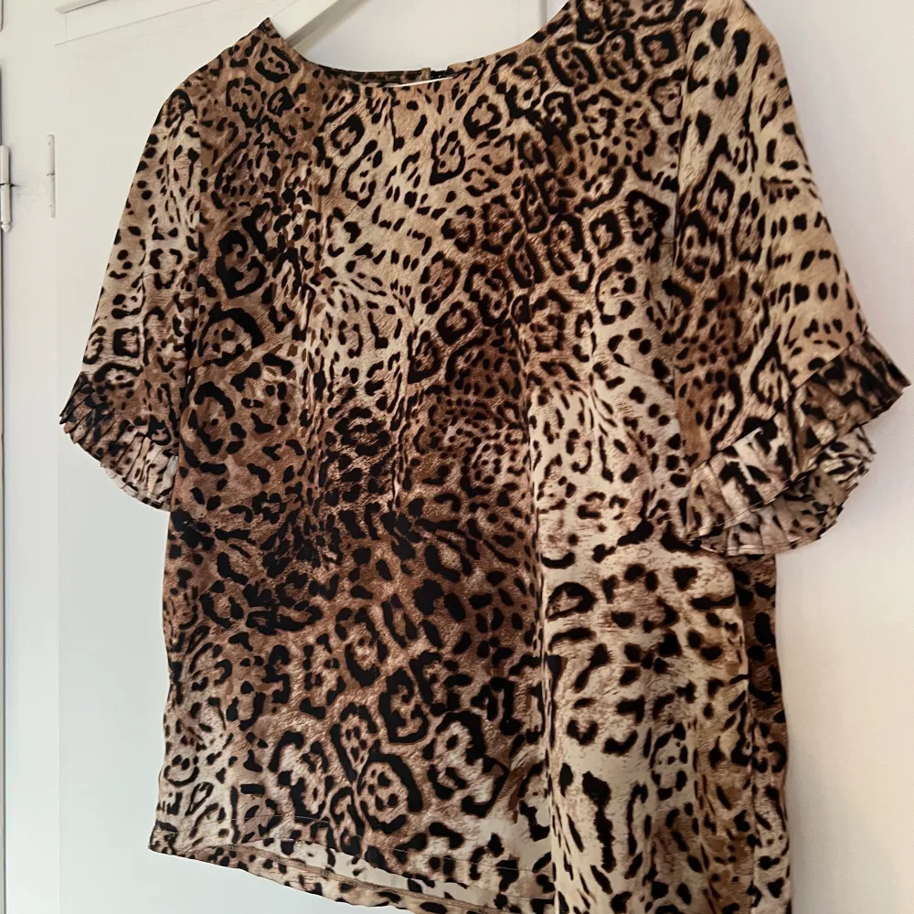 En leopard topp/t-shirt/blus.  Väldigt fint skick. . Blusar.