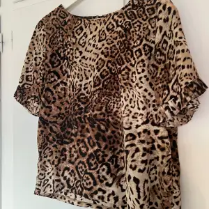 En leopard topp/t-shirt/blus.  Väldigt fint skick. 
