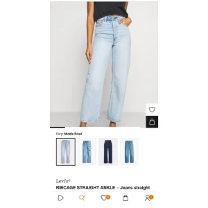 Levis jeans  - Säljer mina blåa Levis jeans. Använda 1 gång, pga för stora för mig. Köpta på Zalando i storlek 27/31.  Jag är 168 cm och dom är lite längre på mig än på modellen på bilden. Ny pris på Zalando 1 319 Kr. 