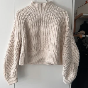 Stickad tröja  - Tjock, mysig stickad tröja i lite mer croppad modell 