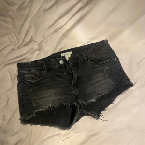 Lågmidjade jeansshorts  - Lågmidjade shorts i bra skick! Perfekt inför sommaren 💙 stretchiga!  Midjemått tvärs över: 36