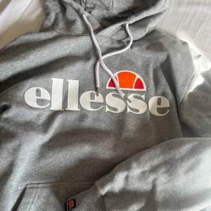 Ellesse Hoodie i färgen grå. Oanvänd 