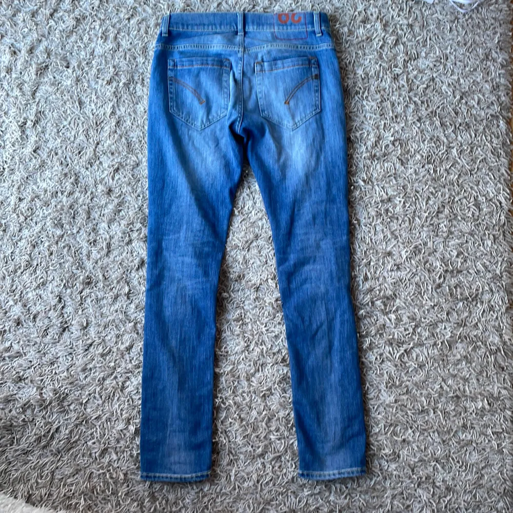 Riktig steel! Hej säljer mina helt oanvända Dondup George jeans. Skicket är 10/10 helt oanvända. Tagen finns kvar men tyvärr inte kvitto. Storlek 29 och färgen är ljusblå. Retail pris: 3200kr. Hör av er vid frågor och funderingar💸👍. Jeans & Byxor.