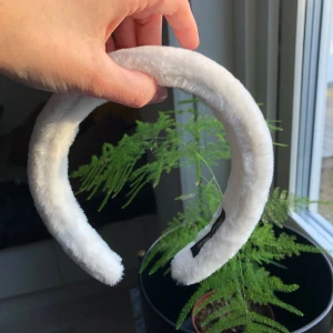 Vit fluffigt hårband  - Oanvänd 💕
