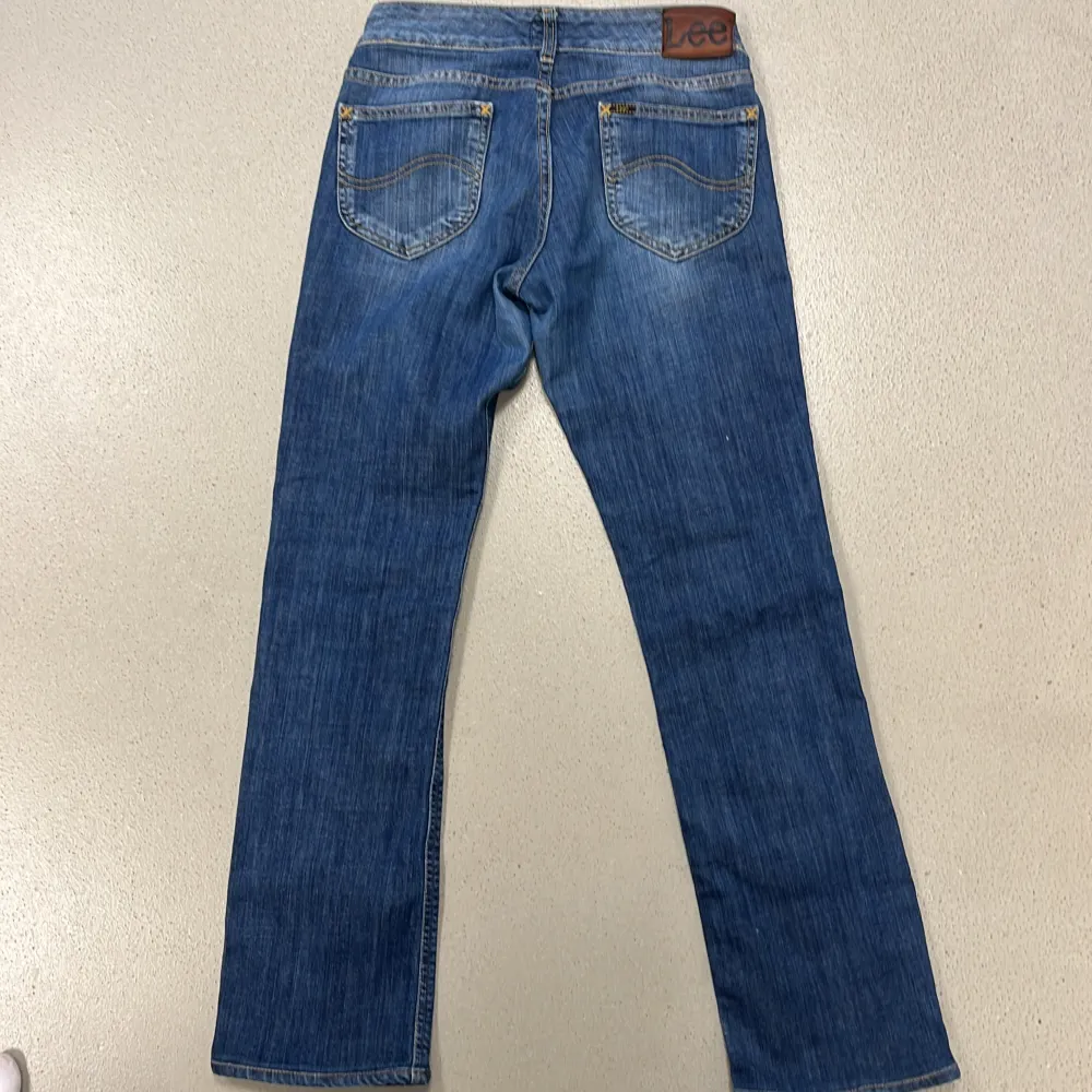  Jättesnygga Lee jeans låg midja, utsvängda helt oanvända. Storlek W 29 L 33 hon i bilden är 165cm. . Jeans & Byxor.