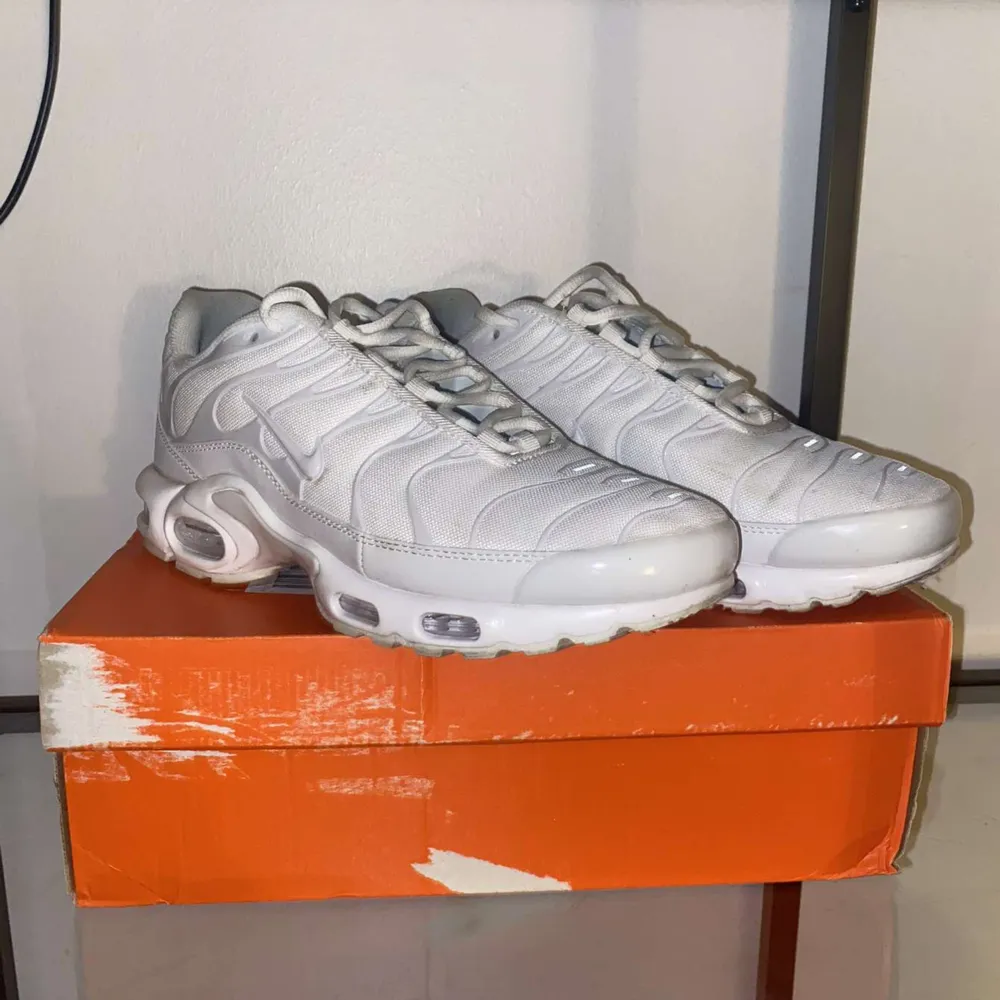 Vita Nike Air Max Plus Tn skor i ett super-skick🌟 Skorna är stilrena och passar perfekt nu till våren/sommaren. ☀️Skriv vid intresse eller eventuella funderingar!   TH.e Clothing 🗣️. Skor.