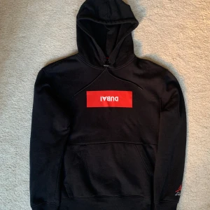 Jordan Hoodie - Säljer en Jordan hoodie i perfekt skick, inga defekter eller fläckar. Den har väldigt bra passform och är svart med storlek S.
