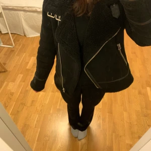 Jacka från Zara  - Säljer min jacka från Zara då den inte kommer till användning så mycket användning längre. Skriv privat om ni är intresserade eller har frågor💗💗