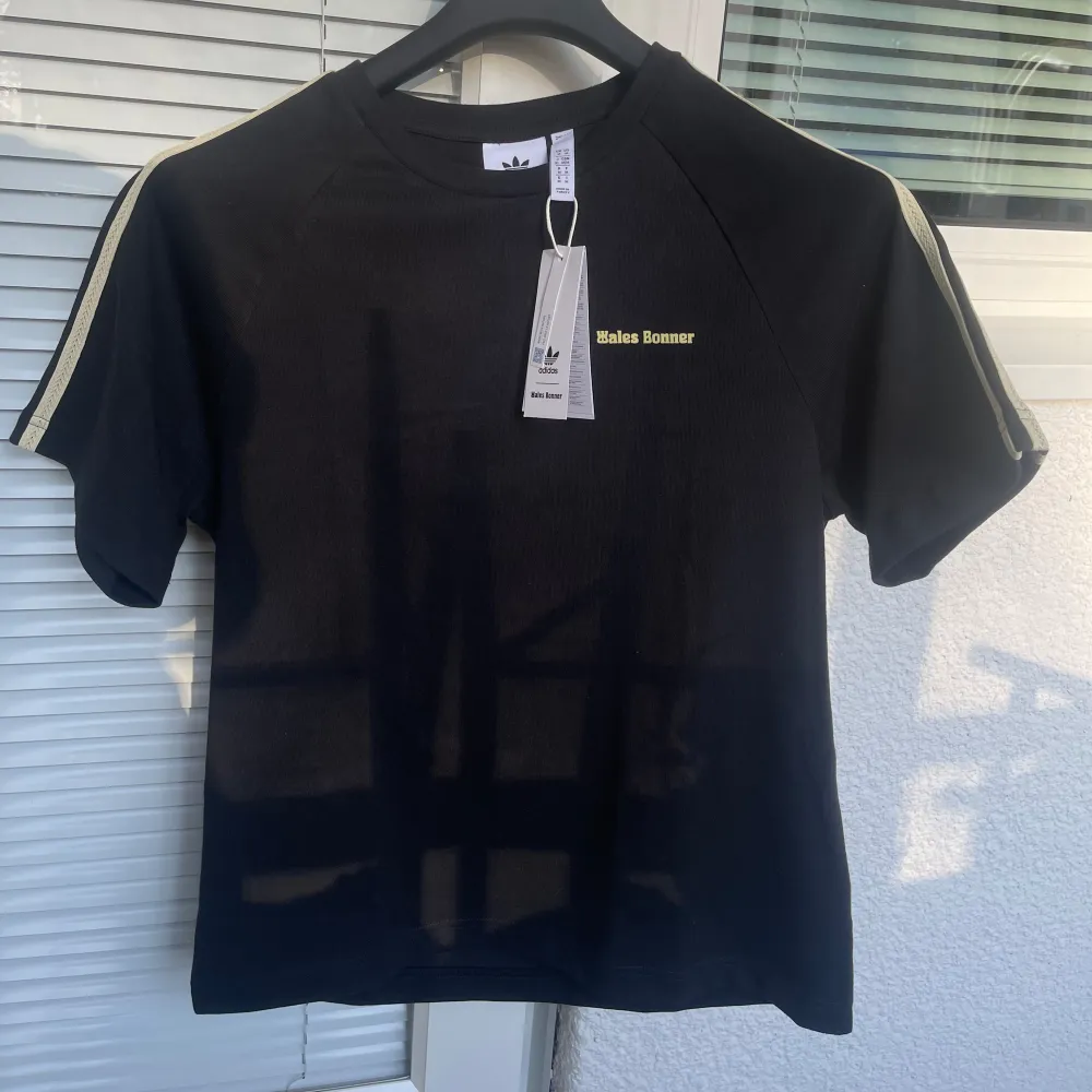 Köpt från SNS i Stockholm, oanvänd och prislappen finns kvar, 10/10 kondi, kan tänka mig gå ner i pris om d är rimligt + snabb affär . T-shirts.