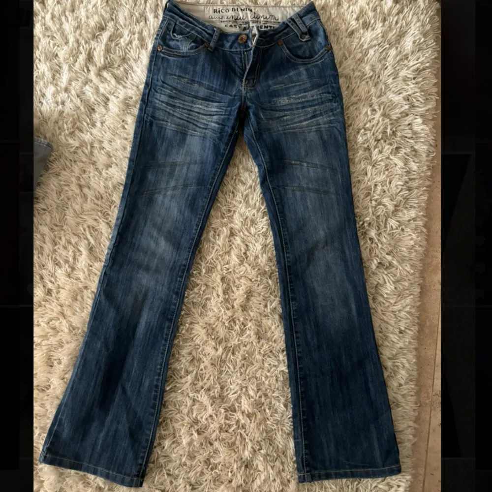 Supercoola blå lågmidjade jeans med voola silver detaljer längst benen! Unika bakfickor med knappar. Midjemått 37 och benlängt 101😋. Jeans & Byxor.